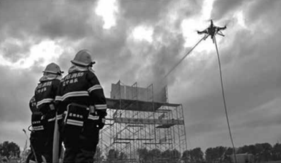 無人機(jī)攜帶水帶滅火實景